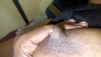 Reina con teta negra, con coño peludo, piercing y leche