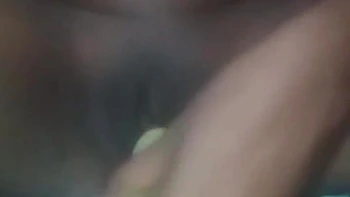 Indiana tarada de peitos grandes se masturba com brinquedos