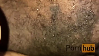 Le voisin baise sa chatte bien fort et éjacule dedans