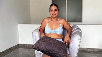 Heiße brünette Stiefschwester kommt vom Fitnessstudio für Handjob und Schwanz