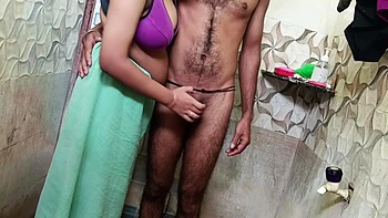 Petit ami me surprend en train de baiser cette chatte serrée dans la salle de bain - Indienne tamoule sexy