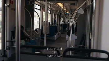 Голые подростки на виду в метро