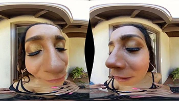 Латиноамериканка сосет и трахается в позах догги и наездницей VR