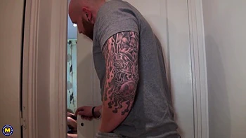 Milf Venus fickt anal und bläst im wilden Dreier