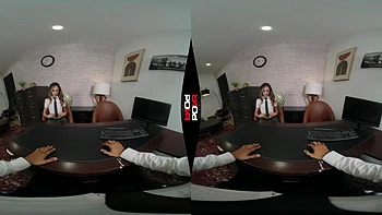 Блондинка-порнозвезда шлёпает до кончи