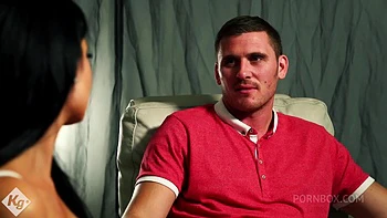 Brünette Milf zieht sexy an, um ihren fetten Schwanz zu reiten