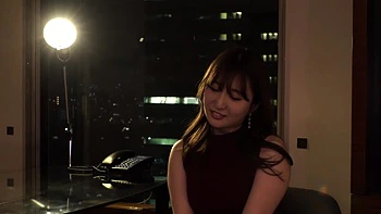 Japonesa monta el culo y moja la pussy