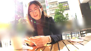 Gostosa de óculos com beijos profundos e orgasmos seguidos