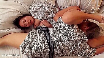 Adolescente asiática goza forte em JAV sem censura