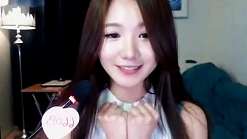 Amateur asiática con tetas enormes en cámara