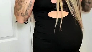 Blonde MILF im schwarzen Kleid spielt solo mit Toys