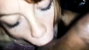 Rothaarige Amateurin lutscht im Dunkeln BBC und bekommt Gesicht