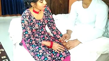 Indische Bhabhi wird hart doggy gefickt für Geld