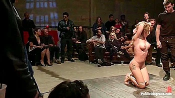 Ruiva fodida hardcore em BDSM público com fisting