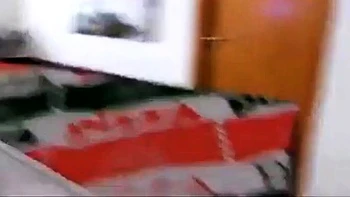 Amateur morena se folla en el culo al repartidor alemán