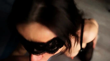 Brunette chupando molhado e bunda apertada no anal