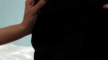 Keely folla a su hermanastro a cuatro patas