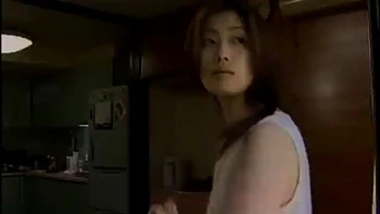 Garota jovem e fofa dá boquete sem camisinha e engole com dragão