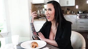 Lily et Alex font un footjob coquin et adoration