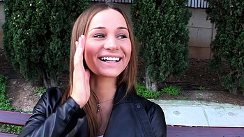 Девушка с большой грудью сосёт член и ебется