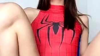 Adolescente japonaise Breanna chevauche un godemiché en costume