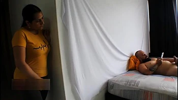 Mi madrastra caliente me da pastillas y la follo montando