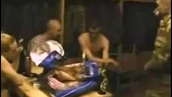 Blonde Amateurin wird im Gruppen-Blowjob gefickt