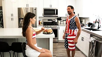 Mae Milano suce grosse bite, éjac hardcore en POV