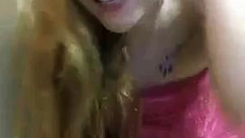 Mina do Insta: Amateur-Brünette im Fetisch-Strip