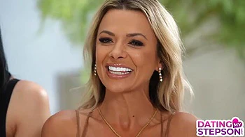 Cougar Micky Muffin enfiando pauzão na mini saia apertada