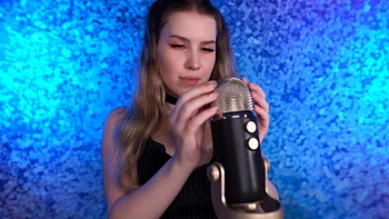 Любительница лижет киску дома