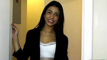 Latina morena Veronica Rodriguez cavalga um pau grande e goza forte