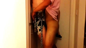 Brünette MILF wird frech und fickt hart im Schrank