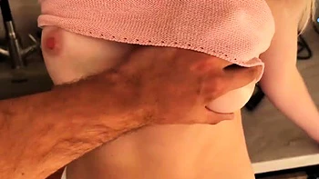 La madrastra se traga la leche mientras papá no está