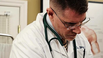 Pequeño twink latino destrozado por el culo hardcore