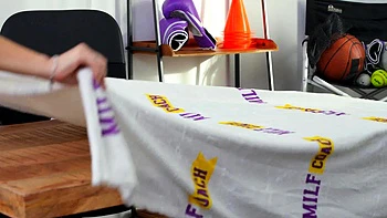 Treinadora de peitos grandes recebe boquete hardcore