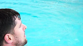 Латина с большой грудью жестко трахнута в горло на улице