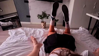 Modelo cacheada morena fodida forte com creampie