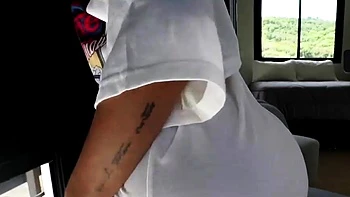 Брюнетка подросток дрочит на мокрую киску и кончает