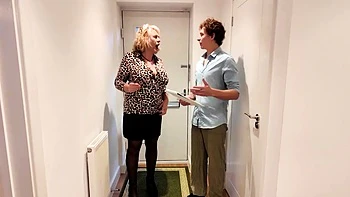 Reife Camilla spritzt Toyboy voll