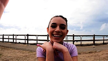 Aria Valencia mostra os mamilos duros e chupa o pau