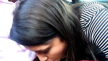 Britische Amateur-Braut lutscht Schwanz und fickt im Auto