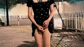 Elia Blaine blitzt öffentlich und fickt sich solo