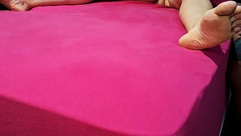 Она меня дразнила на массаже одна