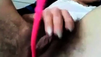 Amadora peluda se masturba com brinquedos webcam POV