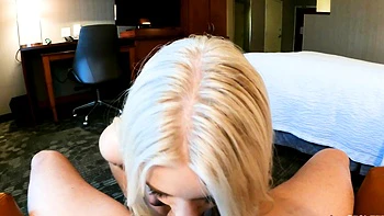 Blondes Teen Jazlyn Ray lutscht und fickt Schwanz auf dem Paddelboard