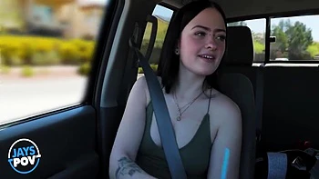 Новая татуированная шлюха Имани Валор растягивает узкую пизду большим членом