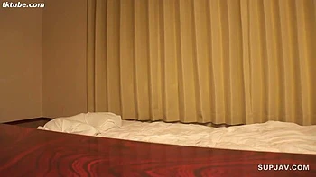 Swingers japonesas de peitos grandes trocam de parceiros