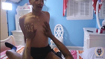 BBC défonce la nerd sexy Slymm Goody