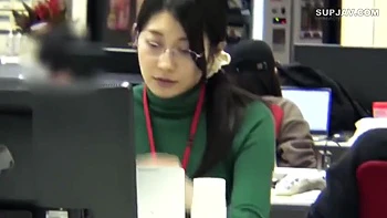 Nova funcionária asiática no escritório recebe tarefas eróticas do chefe